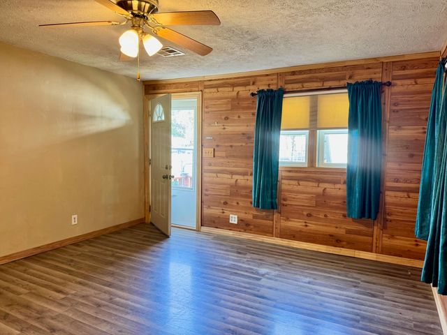 617 N Washington St, Belle Plaine, KS 67013