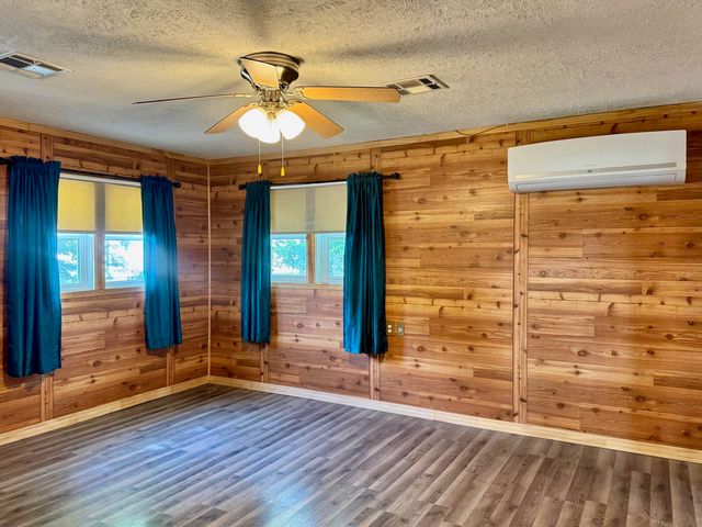 617 N Washington St, Belle Plaine, KS 67013