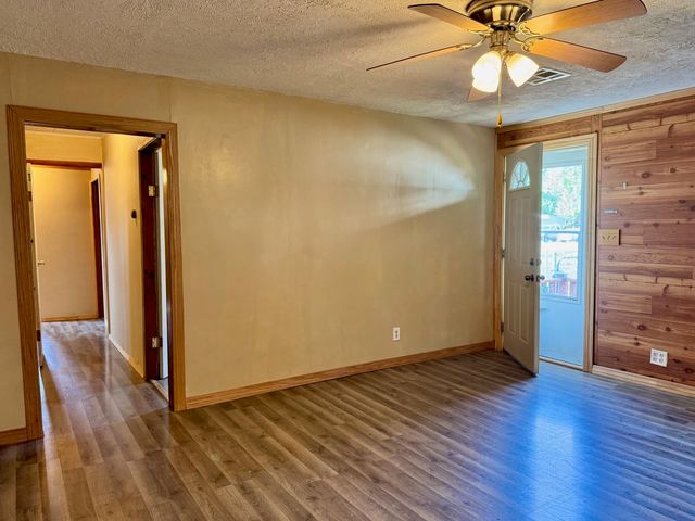 617 N Washington St, Belle Plaine, KS 67013