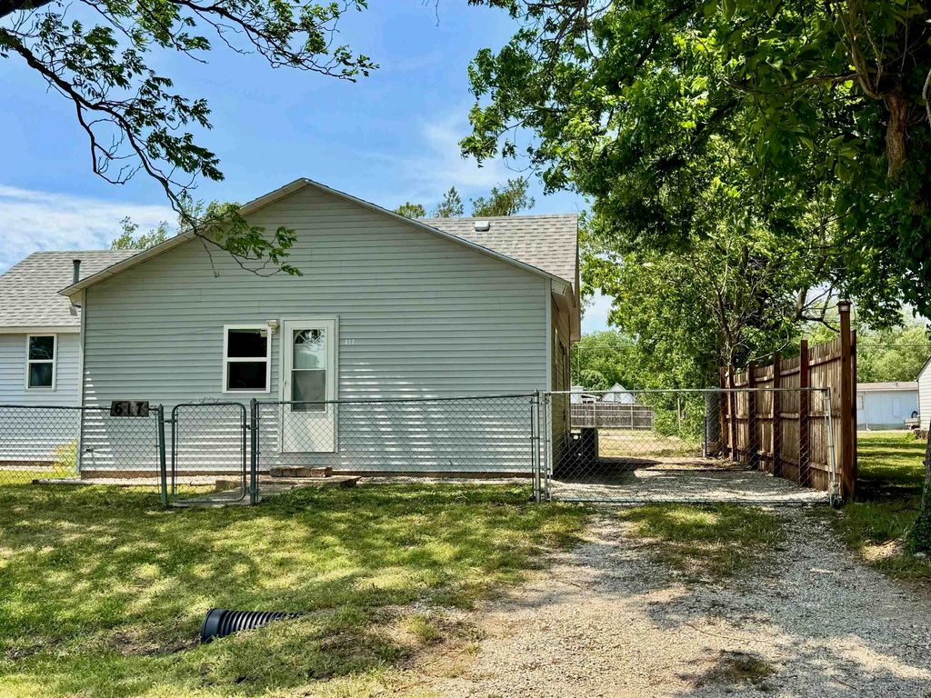 617 N Washington St, Belle Plaine, KS 67013