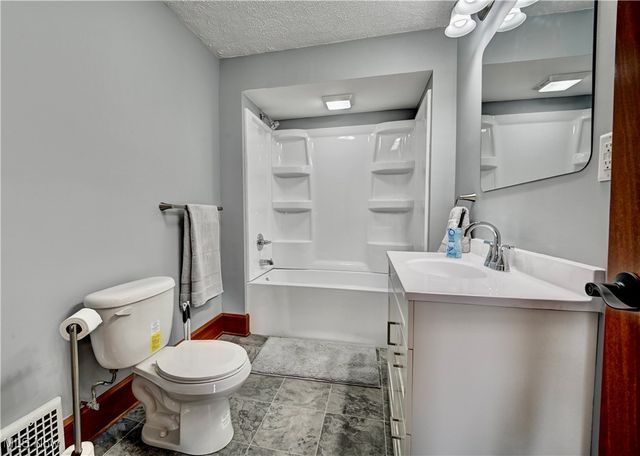 405 Tuscarawas Avenue NW, Brewster, OH 44613