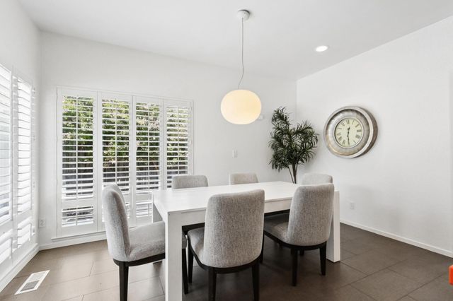 11 River Garden Ct, Sacramento, CA 95831
