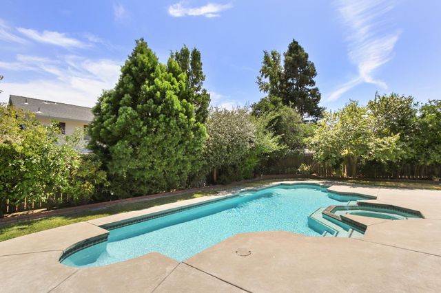 11 River Garden Ct, Sacramento, CA 95831