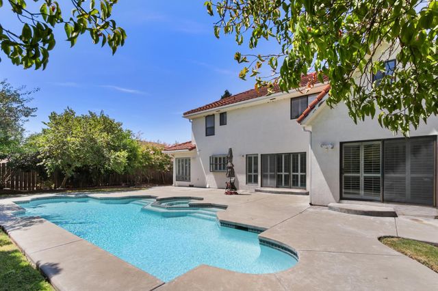 11 River Garden Ct, Sacramento, CA 95831