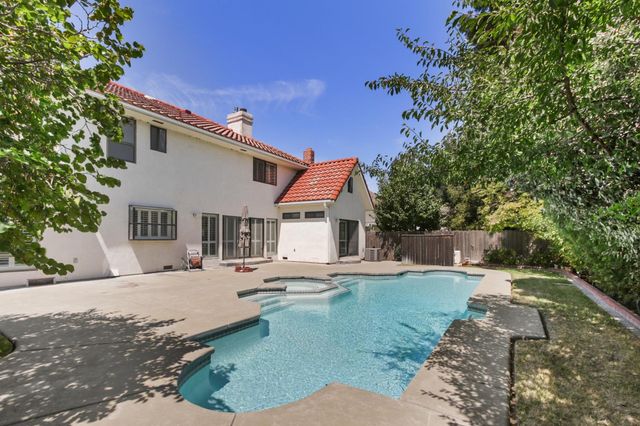 11 River Garden Ct, Sacramento, CA 95831