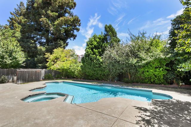 11 River Garden Ct, Sacramento, CA 95831