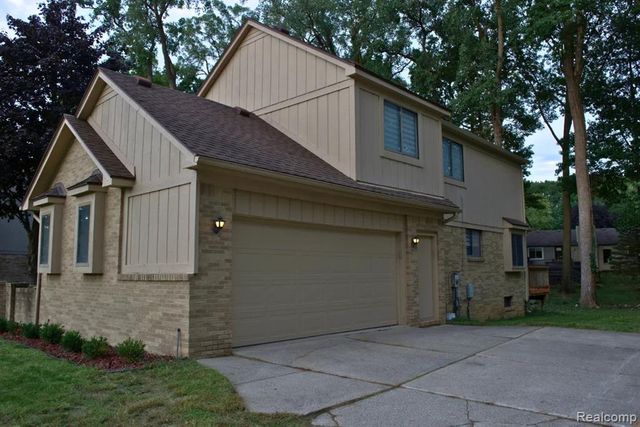 5141 Woodrun Court, West Bloomfield, MI 48323