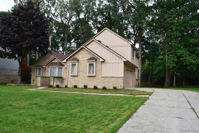 5141 Woodrun Court, West Bloomfield, MI 48323