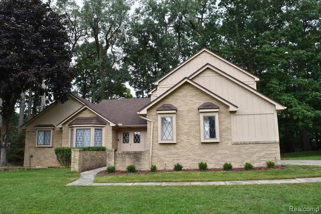 5141 Woodrun Court, West Bloomfield, MI 48323