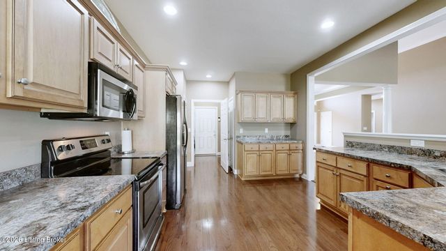 504 Autumn Grove Cir, New Albany, IN 47150