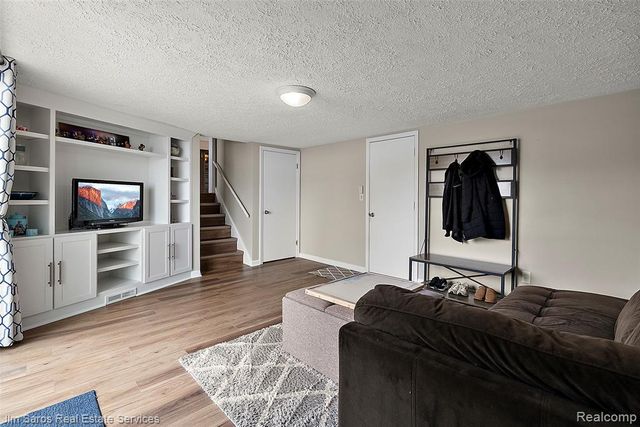22461 Benjamin Street, Saint Clair Shores, MI 48081