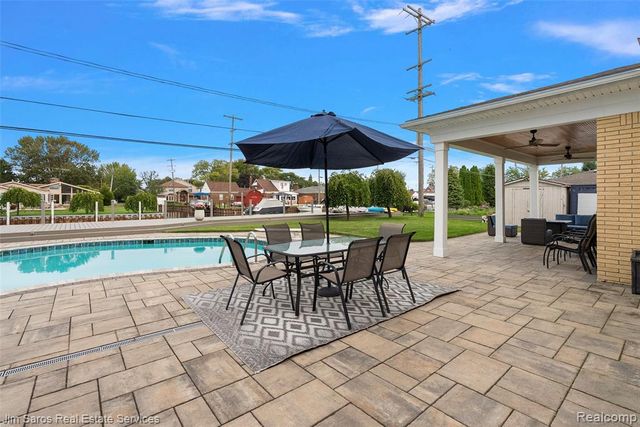 22461 Benjamin Street, Saint Clair Shores, MI 48081