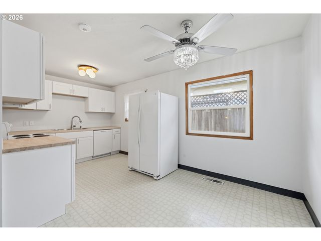 12130 Se REEDWAY St, Portland, OR 97266