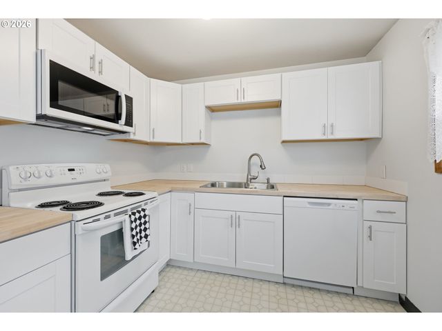 12130 Se REEDWAY St, Portland, OR 97266