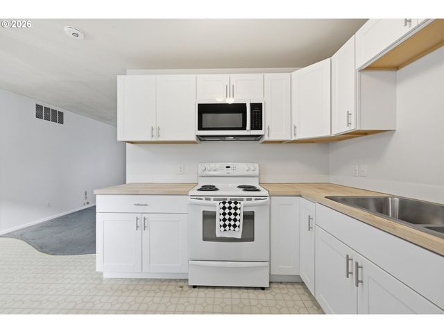 12130 Se REEDWAY St, Portland, OR 97266