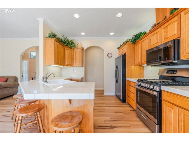 1615 Nw SISTERS Ct, Salem, OR 97304