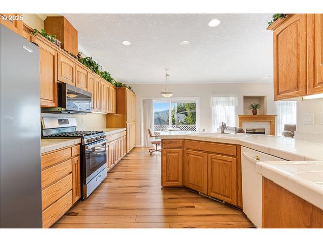 1615 Nw SISTERS Ct, Salem, OR 97304