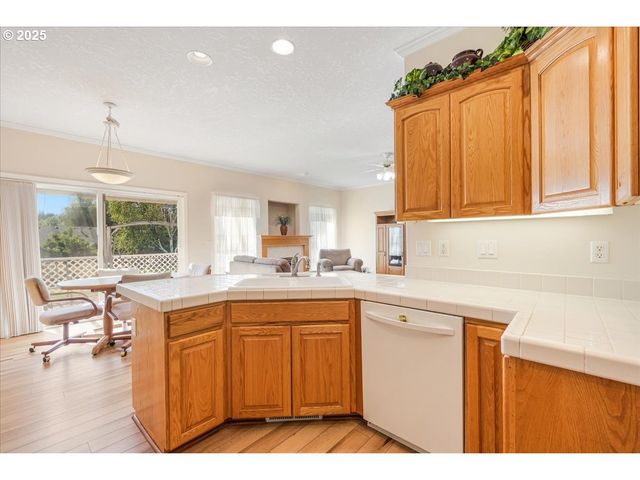 1615 Nw SISTERS Ct, Salem, OR 97304