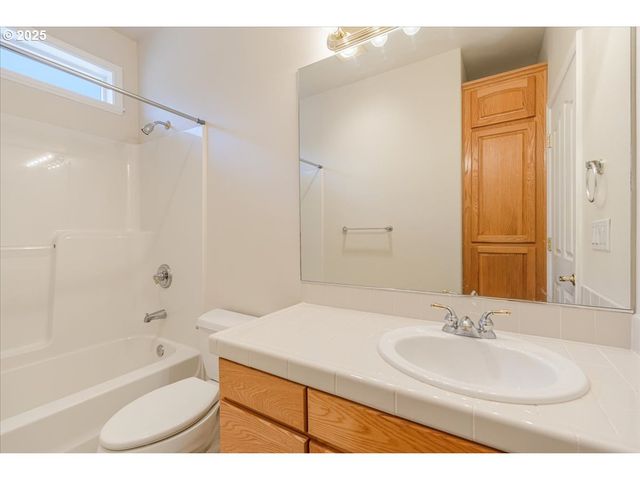 1615 Nw SISTERS Ct, Salem, OR 97304