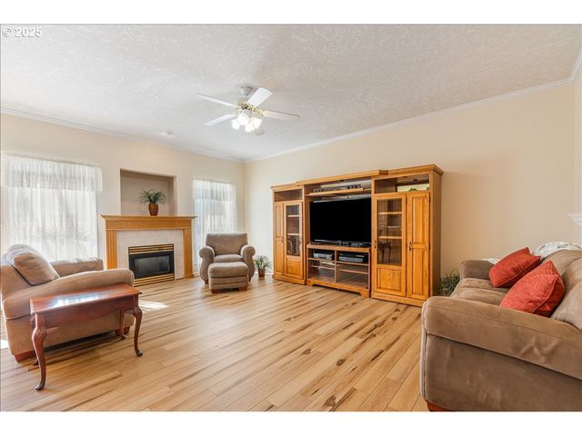 1615 Nw SISTERS Ct, Salem, OR 97304