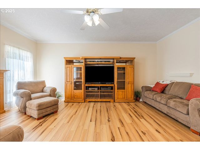 1615 Nw SISTERS Ct, Salem, OR 97304