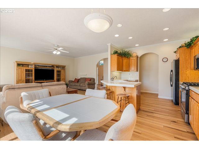 1615 Nw SISTERS Ct, Salem, OR 97304