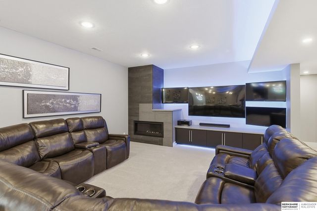 1901 S 220th Avenue, Elkhorn, NE 68022