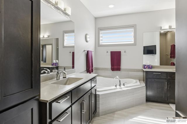 1901 S 220th Avenue, Elkhorn, NE 68022