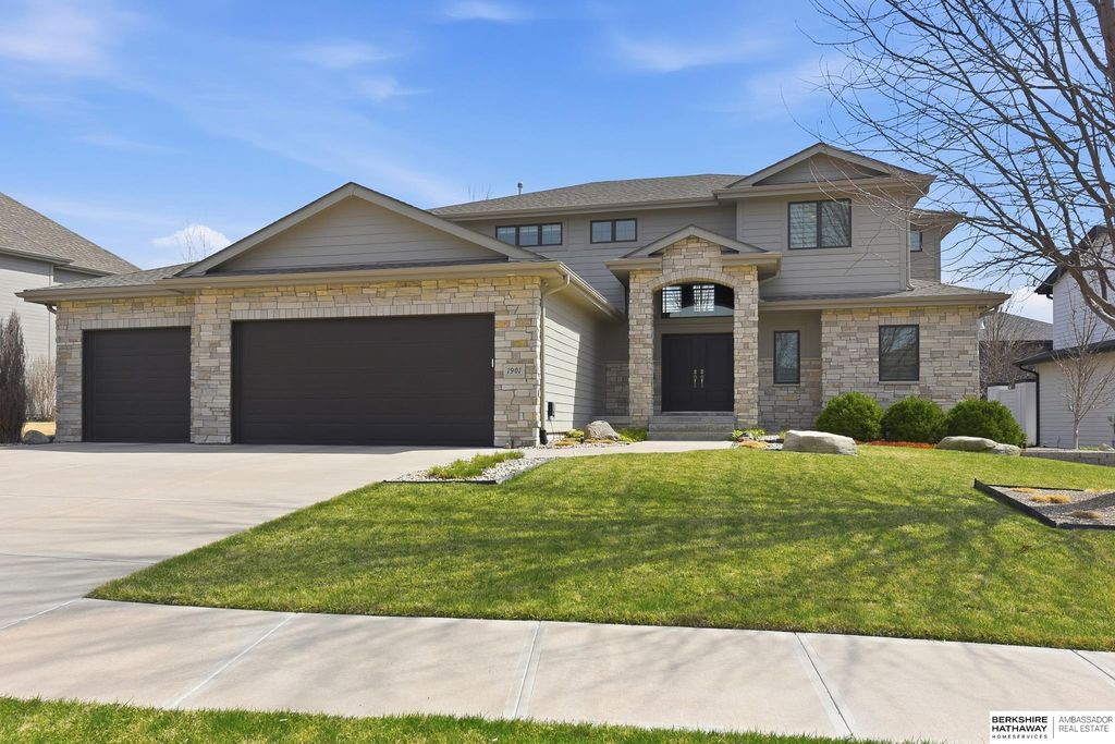 1901 S 220th Avenue, Elkhorn, NE 68022