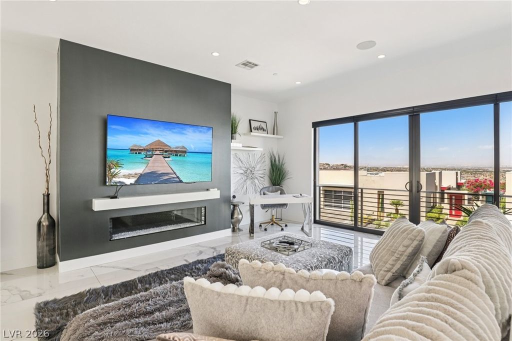 Image 10 of property listing at 426 Tranquil Peak Court, Henderson, NV 89012