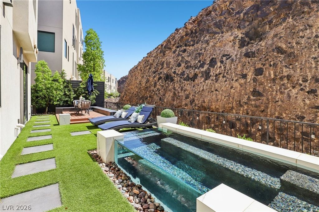 Image 2 of property listing at 426 Tranquil Peak Court, Henderson, NV 89012