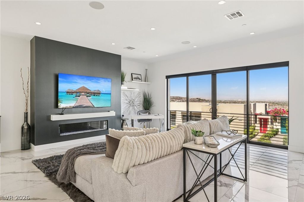 Image 4 of property listing at 426 Tranquil Peak Court, Henderson, NV 89012