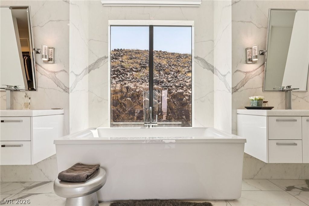 Image 5 of property listing at 426 Tranquil Peak Court, Henderson, NV 89012