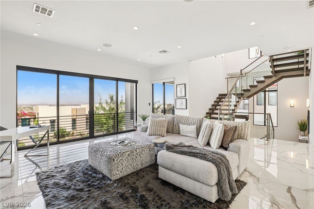 Image 9 of property listing at 426 Tranquil Peak Court, Henderson, NV 89012