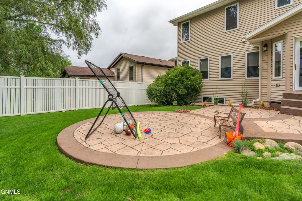 2423 Harding Avenue, Bismarck, ND 58501 photo 2