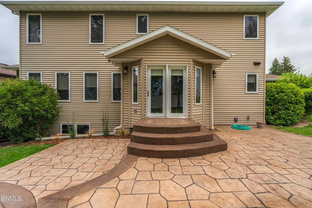 2423 Harding Avenue, Bismarck, ND 58501 photo 3