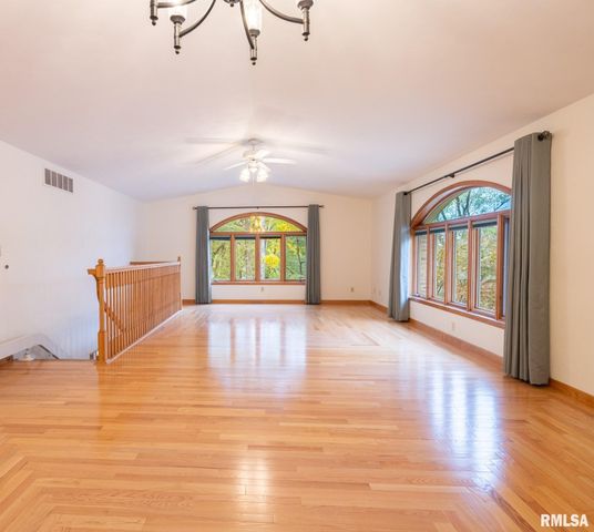 2200 SHERIDAN Road, Pekin, IL 61554