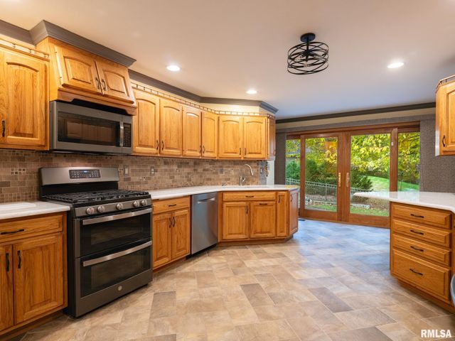 2200 SHERIDAN Road, Pekin, IL 61554