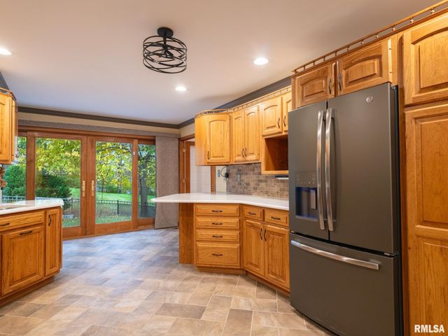 2200 SHERIDAN Road, Pekin, IL 61554