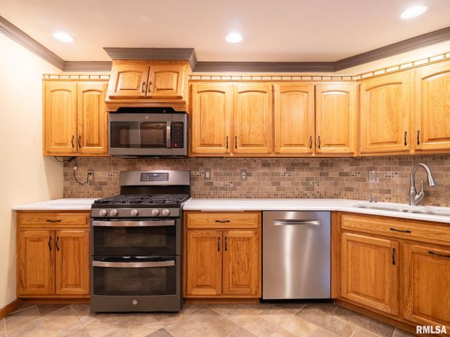 2200 SHERIDAN Road, Pekin, IL 61554