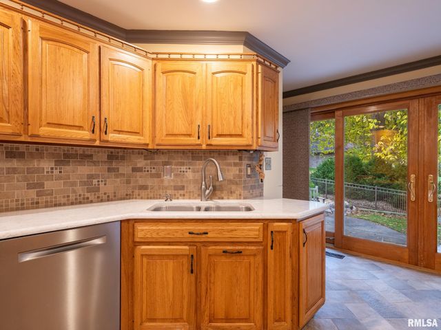 2200 SHERIDAN Road, Pekin, IL 61554