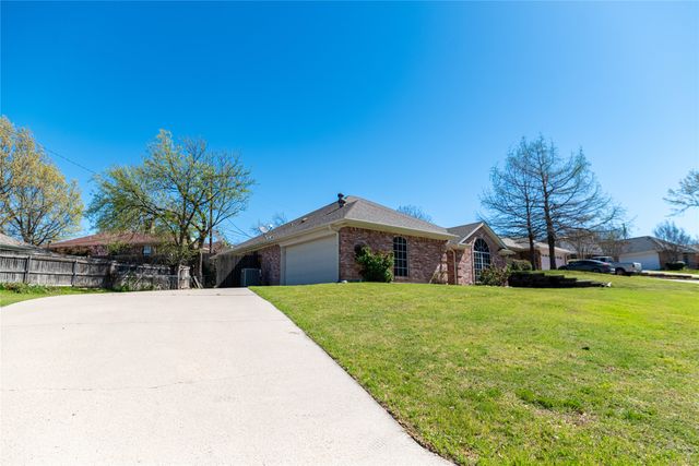 604 Valleyridge Court, Decatur, TX 76234