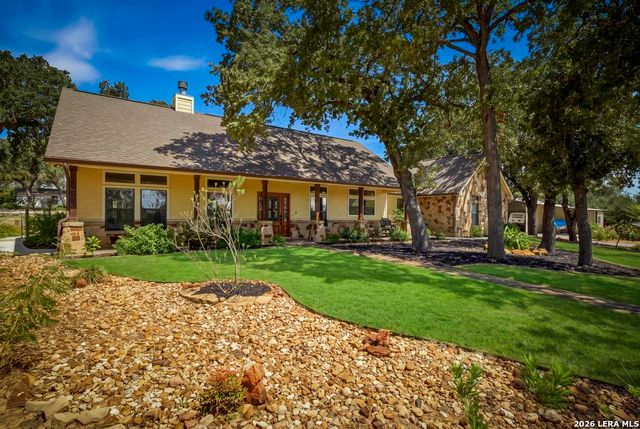 15 Post Oak Rd, La Vernia, TX 78121