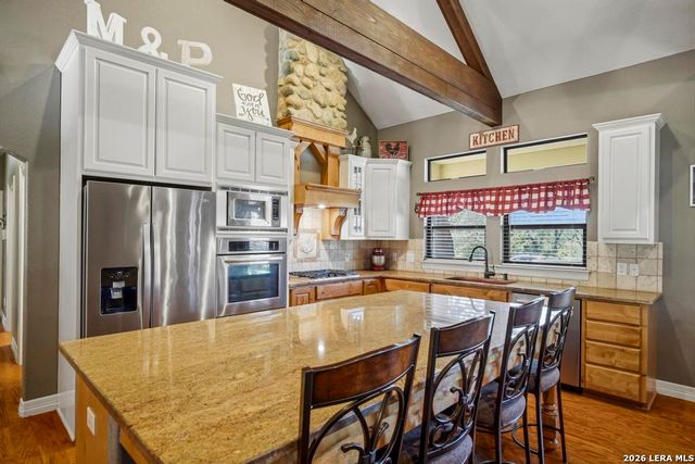 15 Post Oak Rd, La Vernia, TX 78121