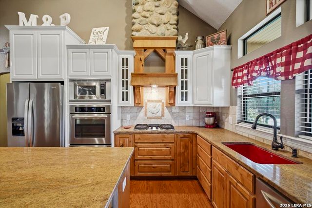 15 Post Oak Rd, La Vernia, TX 78121