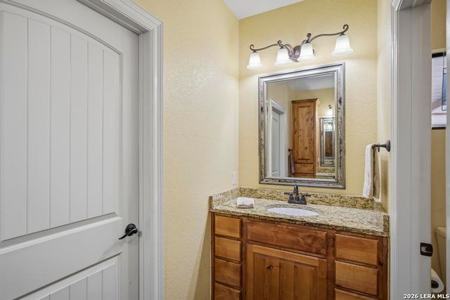 15 Post Oak Rd, La Vernia, TX 78121