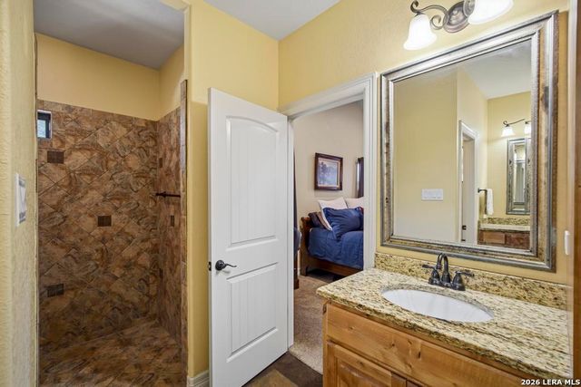 15 Post Oak Rd, La Vernia, TX 78121