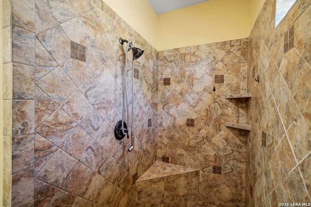 15 Post Oak Rd, La Vernia, TX 78121