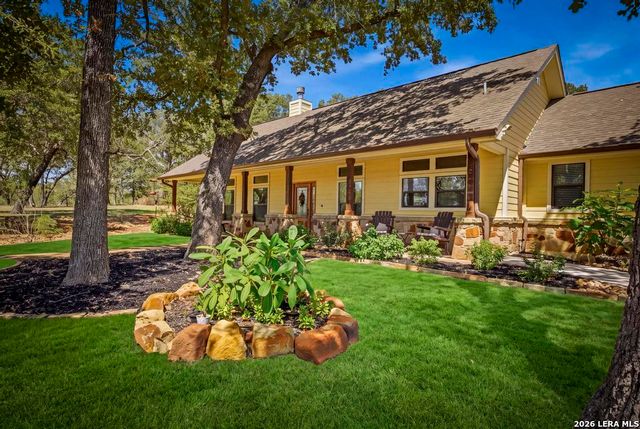 15 Post Oak Rd, La Vernia, TX 78121