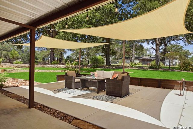 15 Post Oak Rd, La Vernia, TX 78121